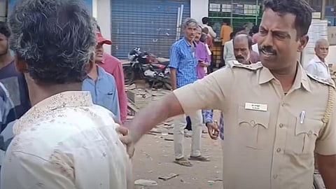 டாஸ்மாக் கடையில் ரூ.10 கூடுதல் வசூல் - தட்டிக் கேட்டவரை தாக்கிய எஸ்.ஐ. மாற்றம்; கடை ஊழியர் சஸ்பெண்ட்