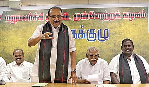 சென்னையில் நேற்று நடைபெற்ற மதிமுக நிர்வாகக் குழுக் கூட்டத்தில்
பேசிய கட்சியின் பொதுச் செயலாளர் வைகோ. உடன் , அவைத் தலைவர் அ.அர்ஜுனராஜ் மற்றும் நிர்வாகிகள். படம்: ம.பிரபு