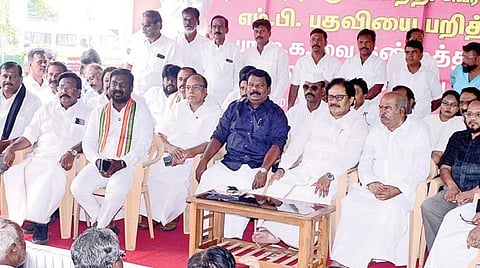 காங்கிரஸ் முன்னாள் தலைவர் ராகுல் காந்தியின் மக்களவை உறுப்பினர் பதவி பறிப்புக்கு எதிர்ப்பு தெரிவித்து மத்திய பாஜக அரசைக் கண்டித்து, தமிழ்நாடு காங்கிரஸ் சார்பில் மவுனப் போராட்டம், சென்னை வள்ளுவர் கோட்டத்தில் நேற்று நடைபெற்றது. இதில் திருநாவுக்கரசர் எம்.பி., செல்வப்பெருந்தகை எம்எல்ஏ, தமிழ்நாடு காங்கிரஸ் முன்னாள் தலைவர் தங்கபாலு மற்றும் கட்சி நிர்வாகிகள் பங்கேற்றனர்.படம்: எஸ்.சத்தியசீலன்