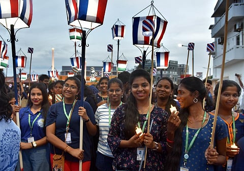 பிரான்ஸ் நாட்டின் தேசிய தினத்தை முன்னிட்டு புதுச்சேரி கடற்கரை டூப்பௌக்ஸ் சிலையிலிருந்து கைகளில் பிரான்ஸ் -இந்திய நாட்டிக் கொடிகை டார்ச் லைட்டில் ஏந்தி வண்ணமாக பிரன்ஞ்ச் துாதரகம் வரை ஊர்வலமாக சென்ற பிரன்ஞ் குடியுரிமை பெற்றவர்கள்.படம்.எம்.சாம்ராஜ்