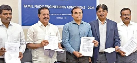 பொறியியல் கலந்தாய்வு அட்டவணையை அமைச்சர் பொன்முடி நேற்று வெளியிட்டார். உடன் உயர்கல்வி செயலர் ஏ.கார்த்திக், தொழில்நுட்பக் கல்வி இயக்குநர் டி.ஜி.வினய், அண்ணா பல்கலை. துணைவேந்தர் வேல்ராஜ், பொறியியல் சேர்க்கை செயலர் புருஷோத்தமன்.படம்: ம.பிரபு