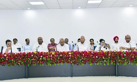 எதிர்க்கட்சிகளின் பெங்களூரு கூட்டத்தில் 24 கட்சிகள் பங்கேற்பு: தலைவர்களுக்கு தேநீர் விருந்து அளிக்கிறார் சோனியா