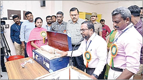 உயர் நீதிமன்ற உத்தரவின்பேரில் நேற்று நடைபெற்ற தென்காசி சட்டப்பேரவைத் தொகுதி தபால் வாக்குகள் மறு எண்ணிக்கை பணியை ஆய்வு செய்த மாவட்ட ஆட்சியரும், மாவட்ட தேர்தல் அதிகாரியுமான துரை.ரவிச்சந்திரன்.