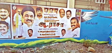 பாளையங்கோட்டை வ.உ.சி. மைதான சுற்றுச்சுவரில் தத்ரூபமாக வரையப்பட்டிருந்த
ஓவியங்களின் மீது ஒட்டப்பட்ட சுவரொட்டிகள். | படங்கள்: மு.லெட்சுமி அருண்