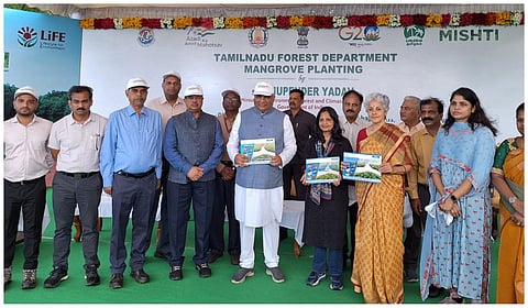 "பல்லுயிர் மற்றும் சதுப்பு நிலச் சூழலின் முக்கியத்துவம்" என்ற புத்தகத்தை மத்திய அமைச்சர் பூபேந்தர் யாதவ் வெளியிட்டார்.