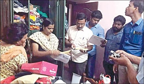 ஆளூர் பேரூராட்சி முன்னாள் தலைவர் லதா சந்திரன் வீட்டில் நேற்று சோதனை மேற்கொண்ட லஞ்ச ஒழிப்பு போலீஸார்.