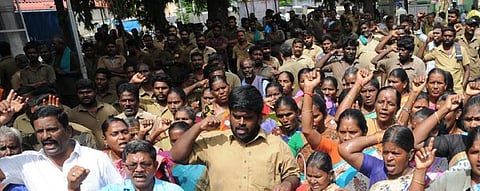 சுமை தூக்கும் தொழிலாளர்கள் 3-வது நாளாக வேலைநிறுத்தம் - ரூ.300 கோடி சரக்குகள் தேக்கம் @ ஈரோடு