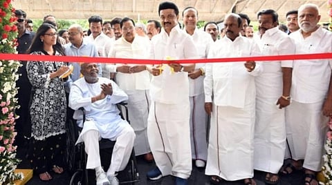 மதுரை புதுநத்தம் சாலையில் 6 தளங்களுடன் பிரம்மாண்டமாக கட்டப்பட்டுள்ள கலைஞர் நூற்றாண்டு நூலகத்தை முதல்வர் மு.க.ஸ்டாலின் நேற்று திறந்துவைத்தார். இந்த நிகழ்ச்சியில், ஹெச்சிஎல் நிறுவனர் ஷிவ் நாடார், தலைவர் ரோஷினி நாடார், அமைச்சர்கள் துரைமுருகன், எ.வ.வேலு, பி.மூர்த்தி, பழனிவேல் தியாகராஜன், ஐ.பெரியசாமி, அன்பில் மகேஸ் பொய்யாமொழி, உதயநிதி ஸ்டாலின், எம்.பி. டி.ஆர்.பாலு, தலைமைச் செயலர் சிவ்தாஸ் மீனா மற்றும் உயரதிகாரிகள் உள்ளிட்டோர் கலந்துகொண்டனர்.