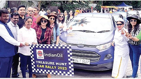 சென்னை மயிலாப்பூரில் நேற்று நடைபெற்ற கார் பேரணியை கொடியசைத்து தொடங்கி வைத்த இந்தியன் ஆயில் நிறுவன செயல் இயக்குநர் அசோகன், மண்டல ஒருங்கிணைப்பாளர் தனபாண்டியன், நடிகை அருணா உள்ளிட்டோர். படம்: எஸ்.சத்தியசீலன்