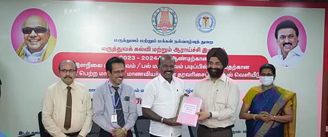 மருத்துவ படிப்புகளுக்கான தரவரிசை பட்டியலை சுகாதாரத் துறை அமைச்சர் மா.சுப்பிரமணியன் சென்னை கிண்டியில் உள்ள கலைஞர் நூற்றாண்டு மருத்துவமனையில் நேற்று வெளியிட்டார். துறை செயலர் ககன்தீப் சிங் பேடி, மருத்துவக் கல்வி இயக்குநர் சாந்திமலர், மருத்துவக் கல்வி தேர்வுக் குழு செயலர் ஆர்.முத்துச்செல்வன், கிண்டி கலைஞர் மருத்துவமனை இயக்குநர் பார்த்தசாரதி ஆகியோர் உடன் இருந்தனர். படம்: எஸ்.சத்தியசீலன்