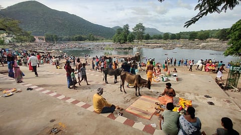 ஆடி அமாவாசையை முன்னிட்டு நதிக்கரைகளில் தர்ப்பணம் செய்ய திரண்ட மக்கள்