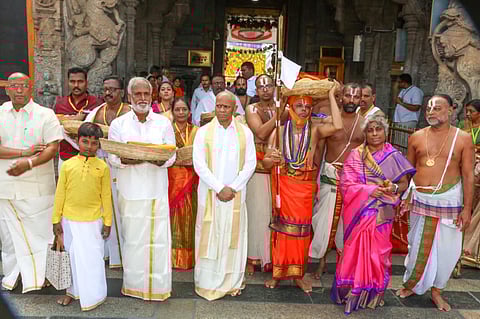 திருப்பதி கோயிலுக்கு தமிழகம் சார்பில் பட்டு வஸ்திரம்