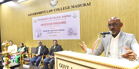 மதுரை அரசு சட்டக்கல்லூரியில் மாணவர்கள் அறிமுக விழாவில் உயர் நீதிமன்ற நீதிபதி எம்.எஸ்.ரமேஷ் பேசினார். (படம்: எஸ்.கிருஷ்ணமூர்த்தி)