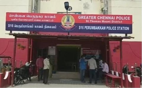 பெரும்பாக்கம் | சொத்து தகராறில் தந்தை வீடு முன்பு நாட்டு வெடிகுண்டு வீசிய மகனுக்கு போலீஸ் வலை