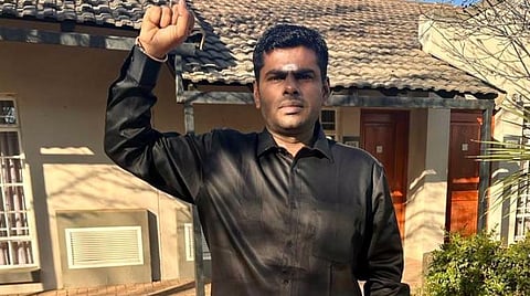 தென்னாப்பிரிக்காவில் கருப்பு சட்டையுடன் அண்ணாமலை.