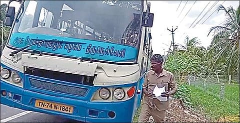 நாகர்கோவிலில் இருந்து திருநெல்வேலிக்கு நேற்று சென்ற பழுதான அரசு பேருந்தால் பயணிகளுக்கு பாதுகாப்பில்லை எனக்கூறி விசுவாசபுரத்தில் உள்ள வட்டார போக்குவரத்து அலுவலகத்தில் அதனை ஒப்படைக்கச் சென்ற ஓட்டுநர்.