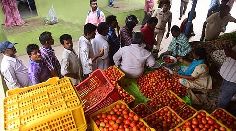 குறைந்த விலையில் தக்காளி விற்பனை - 2 கி.மீ வரிசையில் நின்ற பொதுமக்கள்