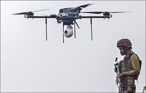 ஜம்மு காஷ்மீரின் பூஞ்ச் மாவட்டத்தில் 4 தீவிரவாதிகள் கொல்லப்பட்ட நேற்றைய என்கவுன்ட்டரின்போது ராணுவ வீரர்கள் ட்ரோன்களை பயன்படுத்தினர். படம்: பிடிஐ