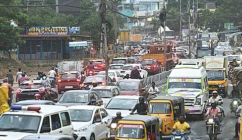 தாம்பரம் - வேளச்சேரி பிரதான சாலையில் பள்ளிக்கரணை பகுதியில் ஏற்பட்டுள்ள வாகன நெரிசல். படம்: எம். முத்துகணேஷ்.