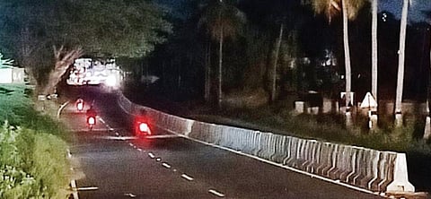 இருளாக காட்சியளிக்கும் சங்ககிரி - ஈரோடு சாலை. | படம்: எஸ்.குரு பிரசாத்