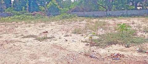 சேத்தியாத்தோப்பில் வலுவிழந்த ஆதிதிராவிடர் மாணவர் விடுதி இடிக்கப்பட்டு அந்த இடத்தில் புதிய கட்டிடப்பணி தொடங்காமல் உள்ளது.