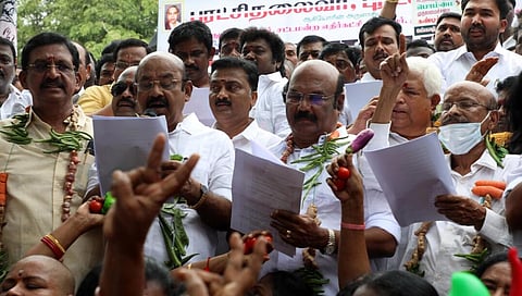 சென்னையில் அதிமுக முன்னாள் அமைச்சர் ஜெயக்குமார் தலைமையில் நடந்த கண்டன ஆர்ப்பாட்டத்தில் முன்னாள் அமைச்சர்கள், நிர்வாகிகள் மற்றும் தொண்டர்கள் கலந்துகொண்டனர் | படம்: அகிலா ஈஸ்வரன்