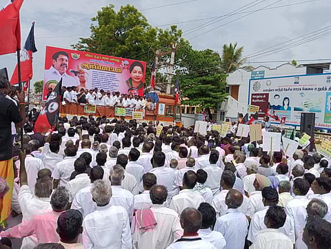 திமுக அரசை கண்டித்து திருப்பத்தூர் வட்டாட்சியர் அலுவலகம் அருகே இன்று நடந்த கண்டன ஆர்ப்பாட்டத்தில் அதிமுக முன்னாள் அமைச்சர் கே.சி.வீரமணி பேசினார்.