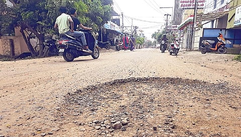 மடிப்பாக்கம் பிரதான சாலை, ஏரிக்கரை தெருவில் பழுதான சாலைகள். படங்கள்: எம்.முத்துகணேஷ்