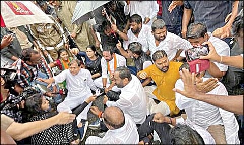 ஹைதராபாத்தில் கொட்டும் மழையில் சாலையில் அமர்ந்து போராட்டத்தில் ஈடுபட்ட மத்திய இணையமைச்சர் கிஷன்ரெட்டி.