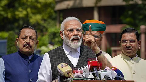 நாடாளுமன்ற வளாகத்தில் செய்தியாளர்களிடம் நேற்று பேசிய பிரதமர் நரேந்திர மோடி.படம்: பிடிஐ