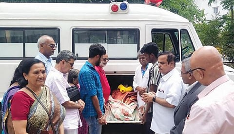 கோவை சிங்காநல்லூரில் உள்ள அரசு மருத்துவக்கல்லூரி இஎஸ்ஐ மருத்துவமனைக்கு தானமாக அளிக்கப்பட்ட உடல்.