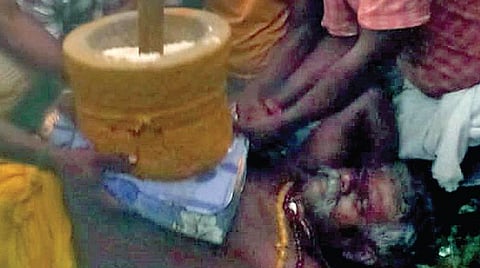 சு.பொலக்குணம் கிராமத்தில் உள்ள முத்து மாரியம்மன் கோயிலில் நடை பெற்ற ஆடிமாத முதல் வெள்ளிக் கிழமையான நேற்று பக்தரின் மார்பில் உரல் வைத்து மாவு இடிக்கப்பட்டது.