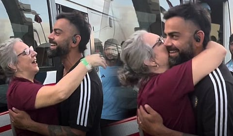 ஜோஷ்வாவின் அன்னையுடன் கோலி