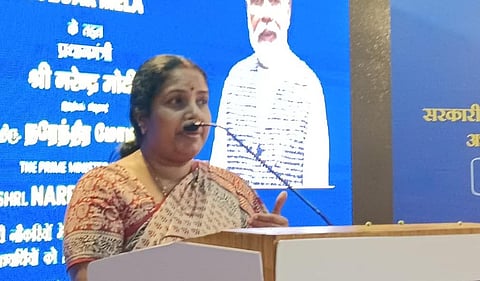 கோவையில் நடந்த மத்திய அரசின் பணி நியமனங்கள் வழங்கும் விழாவில் பேசும் பாஜக எம்எல்ஏ வானதி சீனிவாசன்