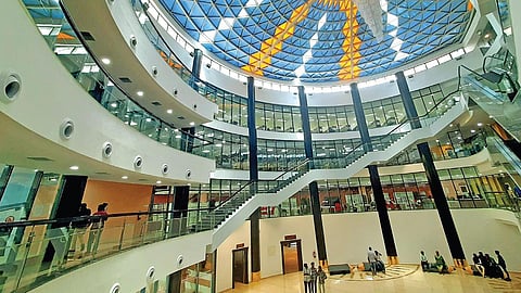 கலைஞர் நூலகத்தின் பிரம்மாண்ட உட்புறத்தோற்றம். படங்கள்: நா.தங்ரத்தினம்