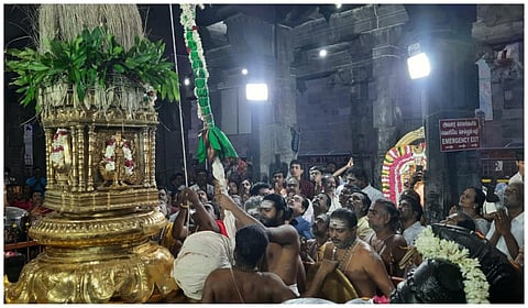 திருவண்ணாமலை அண்ணாமலையார் கோயிலில் உண்ணாமுலையம்மன் சன்னதி முன்பு உள்ள கொடிமரத்தில் ஆடிப்பூரம் பிரமோற்சவ கொடியேற்றம் நடைபெற்றது