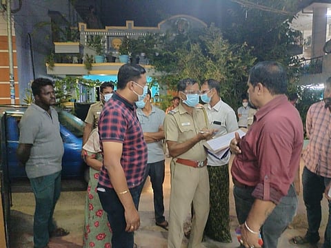 விசாரணை நடத்தும் போலீஸார்