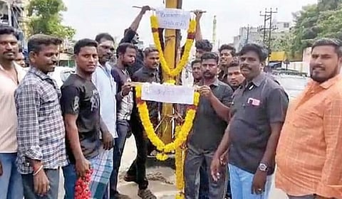 செயல்படாத தானியங்கி சிக்னல் கம்பத்துக்கு மாலை அணிவித்து அஞ்சலி செலுத்திய பெரியார் சிந்தனையாளர் இயக்கத்தினர்.