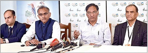 கோவையில் நடைபெற்ற ஜி-20 அறிவியல் மாநாடு தொடர்பாக செய்தியாளர்களிடம் பேசிய எஸ்-20 பிரிவு துணைத் தலைவர் பேராசிரியர் அசுதோஷ் ஷர்மா, ஜி-20 மாநாடு இணைச் செயலர் நாகராஜ் கக்கனூர் நாயுடு உள்ளிட்டோர்.படம்: ஜெ.மனோகரன்