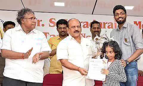 சென்னை ஆதம்பாக்கம் டிஏவி பள்ளி நிறுவனர் டாக்டர் எஸ்.வரதராஜன் நினைவாக நடைபெற்ற தமிழக அளவிலான செஸ் விளையாட்டு போட்டியின் மகளிர் 8 வயதுக்குட்பட்டோர் பிரிவில் வெற்றி பெற்ற சாத்விகாவுக்கு பரிசு வழங்குகிறார் சிறு, குறு தொழில்துறை அமைச்சர் தா.மோ. அன்பரசன். உடன், கிராண்ட்மாஸ்டர் அதிபன் பாஸ்கரன், ஆதம்பாக்கம் டிஏவி பள்ளித் தாளாளர் வி.ராஜேந்திரன் உள்ளிட்டோர்.படம்: எம். முத்துகணேஷ்.