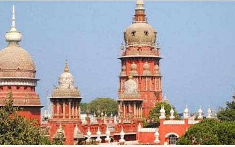 உதவி ஆய்வாளர் தேர்வில் மூன்றாம் பாலினத்தவர்களுக்கு சிறப்பு இட ஒதுக்கீடு வழங்கக் கோரி வழக்கு: சீருடை பணியாளர் தேர்வாணையம் பதிலளிக்க உத்தரவு