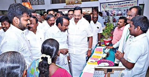 ஈரோடு மாவட்டம் பவானி கூடுதுறையில் நெசவாளர்களுக்கான மருத்துவ முகாம் நடந்தது. இந்நிகழ்வில் சித்த மருத்துவம் மற்றும் சிறுதானியங்களின் பயன்கள் குறித்து அமைச்சர்கள் முத்துசாமி மற்றும் காந்தி ஆகியோருக்கு, அரசு சித்த மருத்துவர் கண்ணுசாமி தலைமையிலான மருத்துவக் குழுவினர் விளக்கம் அளித்தனர்.