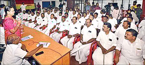 சென்னை கோயம்பேட்டில் உள்ள தேமுதிக தலைமை அலுவலகத்தில், மாவட்டச் செயலாளர்கள் ஆலோசனைக் கூட்டம், கட்சியின் பொருளாளர் பிரேமலதா விஜயகாந்த் தலைமையில் நேற்று நடந்தது படம்: ம.பிரபு