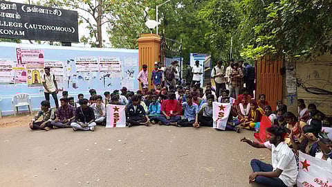 கும்பகோணத்தில் ஆர்ப்பாட்டத்தில் ஈடுபட்ட கல்லூரி மாணவர்கள்