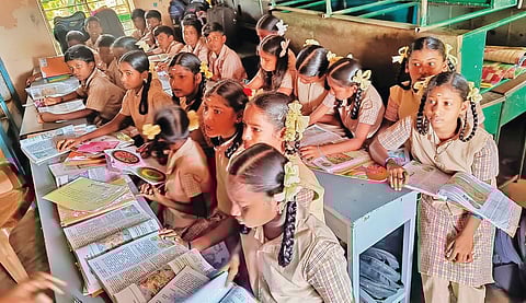 இடநெருக்கடியில் தவிக்கும் ஆயிக்குப்பம் ஊராட்சி ஒன்றிய நடுநிலலைப் பள்ளி மாணவிகள்.