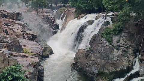 ஒகேனக்கல்லை வந்தடைந்தது காவிரி தண்ணீர் - நீர்வரத்து 10,000 கனஅடியைக் கடக்க வாய்ப்பு