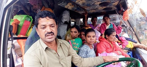 பேருந்து வசதி இல்லாததால், வனத்துறை வாகனத்தில் நெரிசலுடன் பயணம் செய்யும் கொடகரை மலைக் கிராம மக்கள்