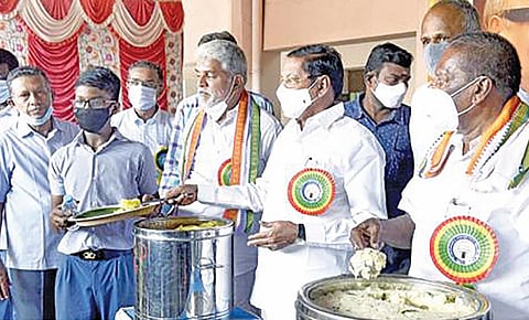 கடந்த ஆட்சியில் காலை உணவுத் திட்டத்தை தொடங்கி வைத்த அப்போதைய முதல்வர் நாராயணசாமி.