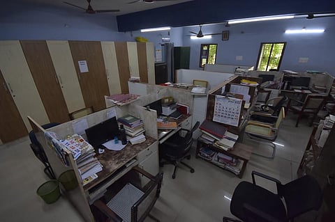 மதுரை பழங்காநத்தத்தில் உள்ள கூட்டுறவுத் துறை அலுவலகம் பணியாளர்களின்றி வெறிச்சோடி காணப்பட்டது.