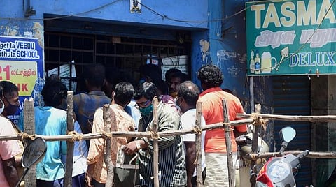 மதுவிலக்கு குறித்து சட்டம் இயற்ற வேண்டிய நிலையில் அரசின் சட்டம் மது அருந்துவதை ஊக்குவிக்கும் வகையில் உள்ளது: நீதிபதிகள் ஆதங்கம்